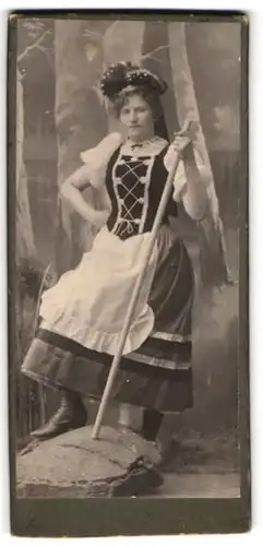 Fotografie unbekannter Fotograf und Ort, Junge Frau mit Wanderstock in Faschingsverkleidung