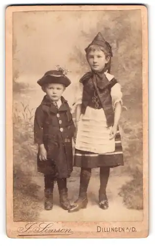 Fotografie J. Simson, Dillingen a.D., Ilse und Claire in Verkleidung, Fasching