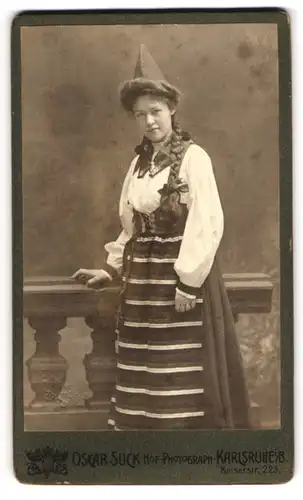 Fotografie Oscar Suck, Karlsruhe i. B., Kaiserstrasse 223, Junge Frau mit Zopf, Fasching