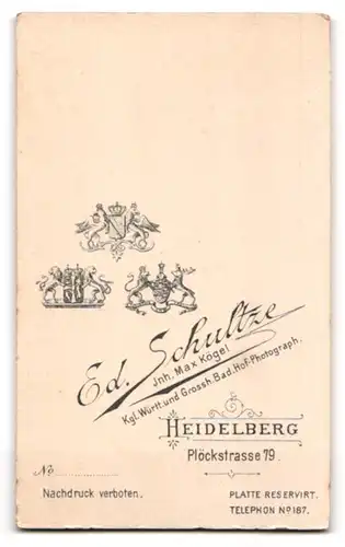 Fotografie E. Schultze, Heidelberg, Plöckstrasse 79, Kutscher in Dienstkleidung mit Zylinder