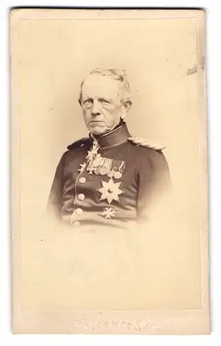 Fotografie Biegner & Co., Ort unbekannt, General Moltke in Uniform mit Ordensspange im Portrait