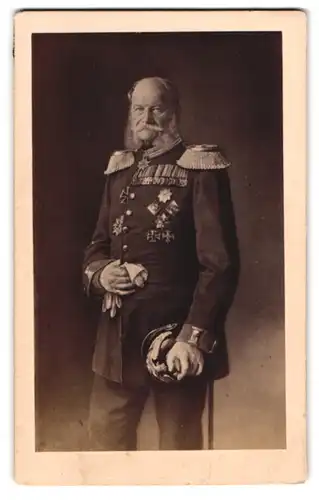 Fotografie Fr. Hanfstaengl, München, Portrait Kaiser Wilhelm I in Galauniform mit Pickelhaube und Orden