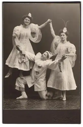 Fotografie C. Baumann, Biberach a. R., Wielandstrasse 17, Harlekin und zwei Tänzerinnen, Fasching