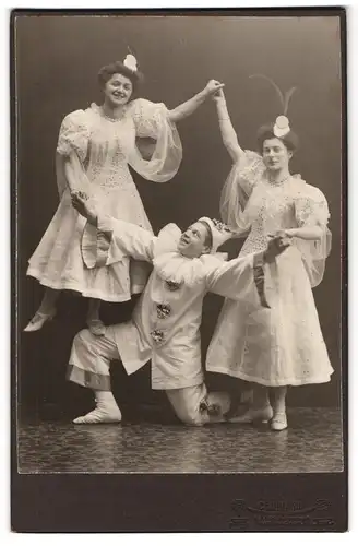 Fotografie C. Baumann, Biberach a. R., Wielandstrasse 17, Harlekin und zwei Tänzerinnen, Fasching