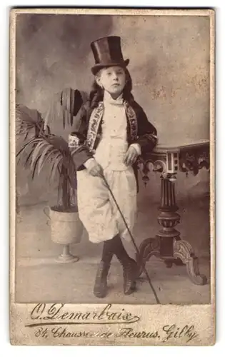 Fotografie O. Demarbaix, Gilly, 84 Chaussee de Fleurus, Kind im Zirkusdirektorenkostüm, Fasching