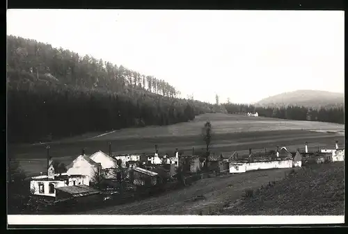 Fotografie unbekannter Fotograf, Ansicht Olmütz, ausgebranntes Gehöft, Bauernhäuser am Stadtrand