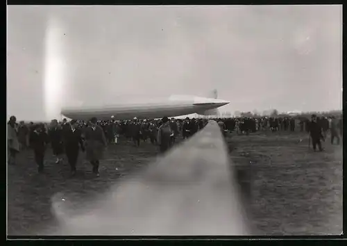 Fotografie Luftschiff Graf Zeppelin LZ-127 & Menschenmassen auf einem Flugplatz
