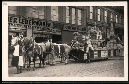 Fotografie unbekannter Fotograf, Ansicht Wien, Franz-Josesf Kai 47, Karneval-Umzugswagen, Laden von Oscar Bosel