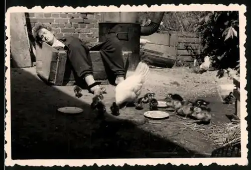 Fotografie Hartwig, Velten bei Berlin, erschöpfte Bäuerin in Tränke zwischen Hühnern eingeschlafen