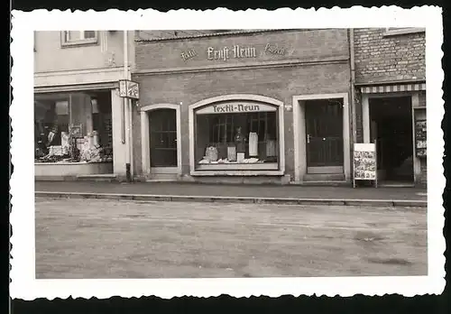 Fotografie unbekannter Fotograf, Ansicht Schweinfurt a. M., Wolfsgasse 10, Ladengeschäft Textil - & Spielwaren