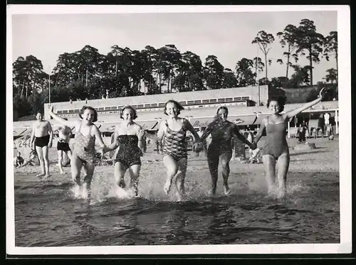 Fotografie unbekannter Fotograf, Ansicht Berlin, Mädchen im Badeanzug im Strandbad Wannsee