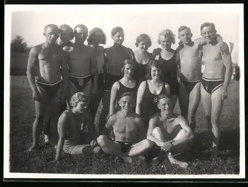 Fotografie unbekannter Fotograf, Ansicht Markranstädt, Gauschwimmfest 1931, Schwimmer & Schwimmerinnen des ATSV Leipzig