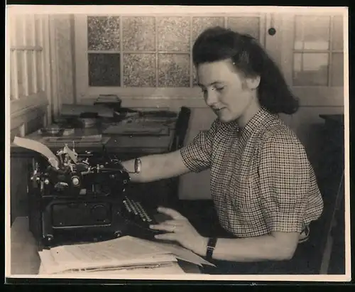 Fotografie Sekretärin bei der Arbeit mit Schreibmaschine, Typewriter