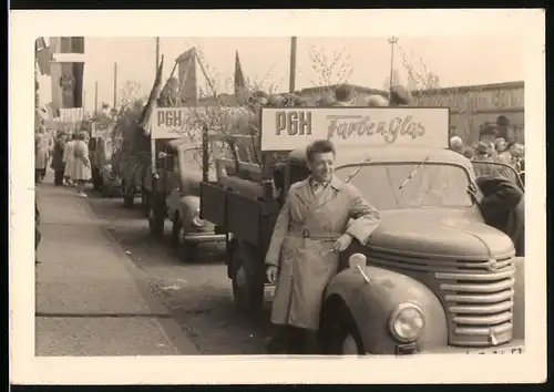 Fotografie 1. Mai Kundgebung in der DDR, Lastwagen Barkas Pritsche der PGH Farbe u. Glas