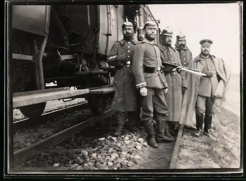 Fotografie 1.WK, Soldaten mit Pickelhaube & Bajonett neben Zug der Deutschen Reichsbahn