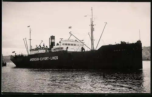 Fotografie Frachtschiff Examiner der American Export-Lines mit Schleppleine am Heck