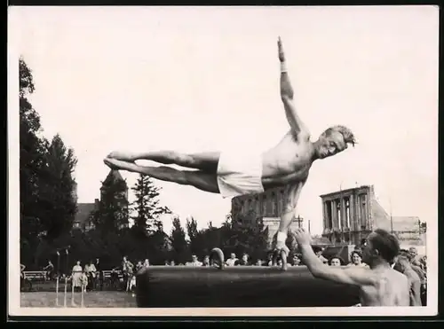 Fotografie Turn - und Sportfest, Sportler auf dem Pferd, Muscle Boy