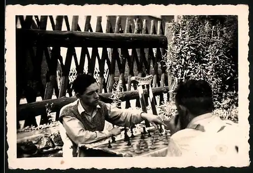 Fotografie Schach - Chess, Männer im Garten vor Schachbrett sitzend