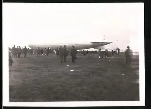 Fotografie Luftschiff Graf Zeppelin LZ-127 auf einem Flugplatz