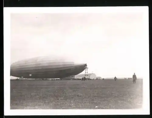 Fotografie Luftschiff Graf Zeppelin LZ-127 am Ankermast, Hangars & Zeppelinhalle im Hintergrund