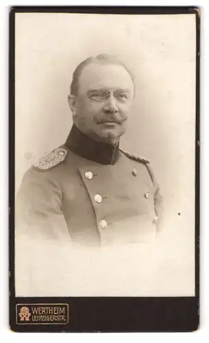 Fotografie Atelier Wertheim, Berlin, Offizier mit Schnauzbart & Zwicker in Uniform