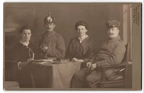 Fotografie Fr. Melltz, Quedlinburg, Artillerist mit Artillerie-Pickelhaube in Uniform Feldgrau