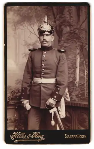 Fotografie Hiller & Renz, Saarbrücken, Soldat in Uniform mit Pickelhaube, Epauletten & Säbel