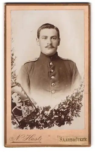 Fotografie N. Hust, Saarbrücken, Portrait Soldat in Uniform, Blumen-Verzierung & Portrait Kaiser Wilhelm II.