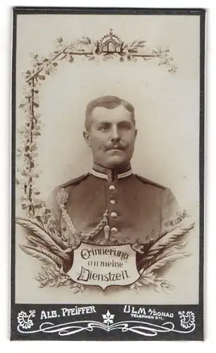 Fotografie Alb. Pfeiffer, Ulm / Donau, Portrait Offizier in Uniform mit Schützenschnur, Rahmen mit floraler Verzierung