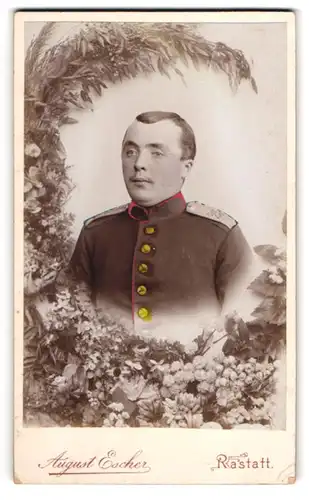 Fotografie August Escher, Rastatt, Portrait Soldat im Regiment 25, Blumen - Passepartout