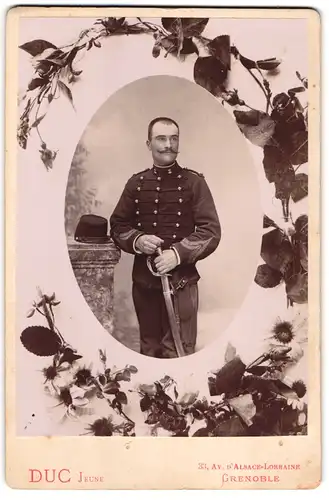 Fotografie Duc Jeune, Grenobl, Husar in Uniform Regiment 2 mit Säbel & Mütze