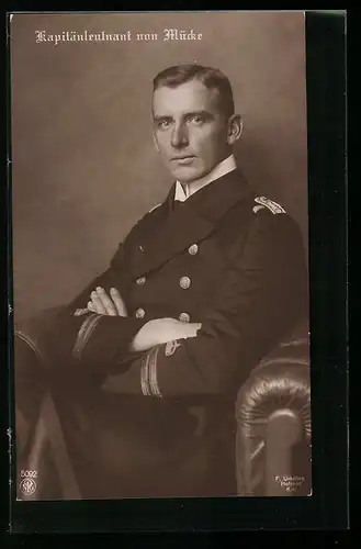 AK Kaiserliche Marine, Portrait Kapitänleutnant von Mücke in Marine-Uniform, 1. Offizier der S.M.S. Emden