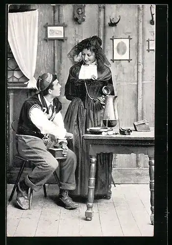 AK Paar in Tracht mit Kaffeemühle