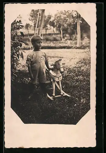 Foto-AK Junge mit Schaukelpferd