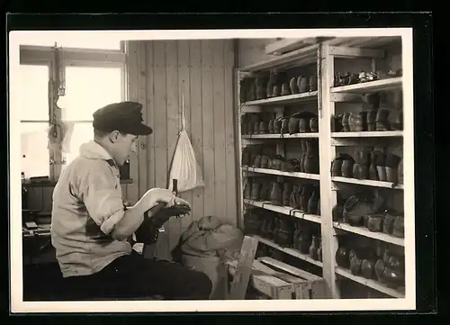 AK Schuhmacher arbeitet in seiner Werkstatt