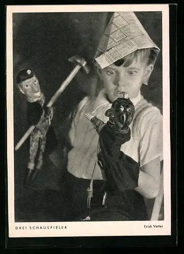 AK Drei Schauspieler, Junge mit Handpuppen, Puppentheater