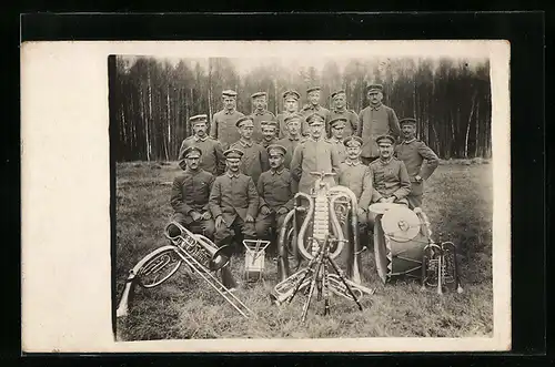 AK Musikkapelle der Armee mit Instrumenten