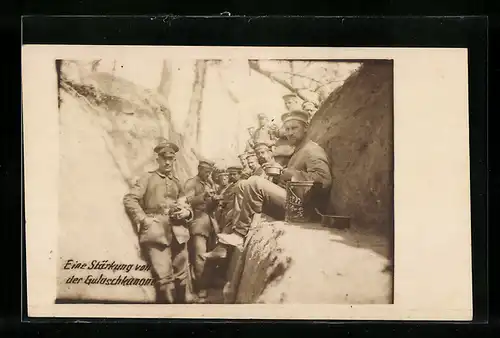 AK Soldaten im Schützengraben stärken sich aus der Gulaschkanone