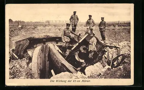 AK Deutsche Artillerie, Wirkung der 42cm Mörser, Soldaten und Rot-Kreuz Sanitäter begutachten zerstörten Panzerturm