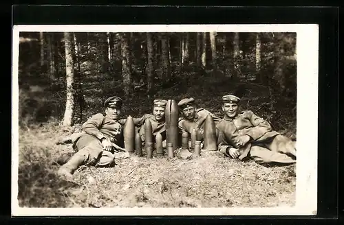 AK Deutsche Soldaten mit Artillerie-Munition