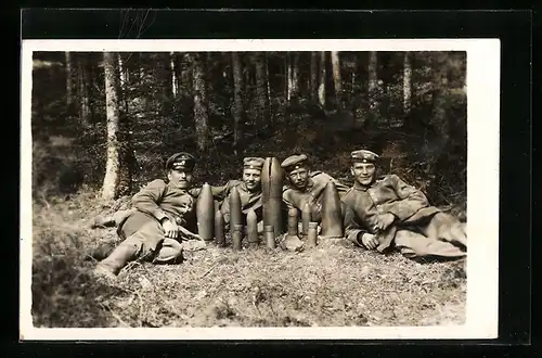 AK Deutsche Soldaten mit Artillerie-Munition