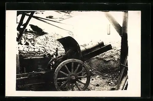 AK Artillerie-Geschütz in einem Unterstand