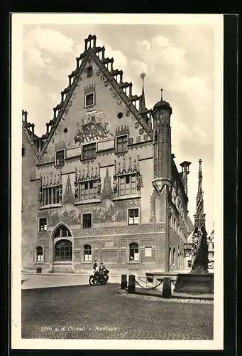 AK Ulm a. d. Donau, Rathaus mit Brunnen