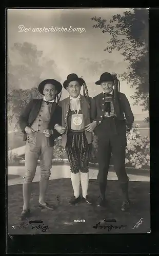 AK Operette Der unsterbliche Lump, Herren in Tracht, Darsteller Bauer mittig stehend
