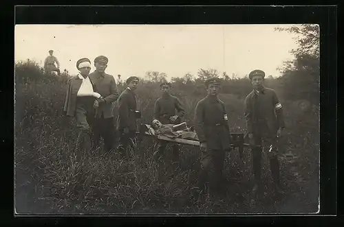 Foto-AK Verwundete Soldaten, Rotes Kreuz