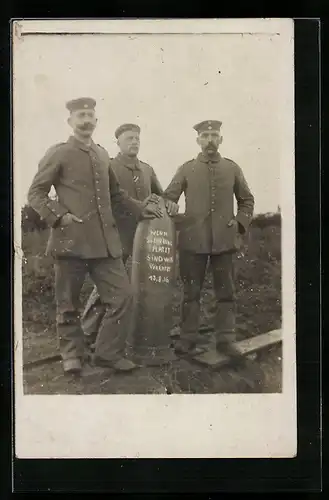 Foto-AK Drei Soldaten in Uniform mit Munition