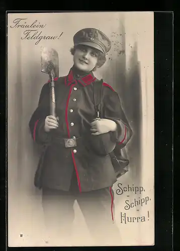AK Junge Soldatin in Uniform mit Schaufel, Fräulein Feldgrau