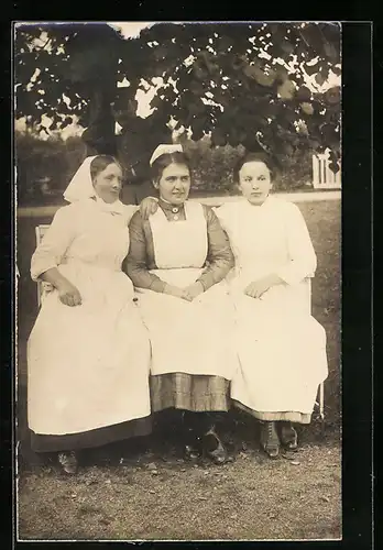 Foto-AK Rotes Kreuz, Drei Krankenschwestern sitzen auf einer Bank