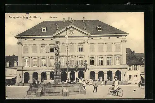 AK Gengenbach a. d. Kinzig, Rathaus und Brunnen, Mädchen mit Fahrrad