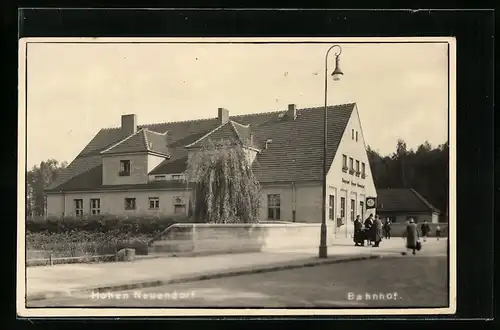 AK Hohen Neuendorf, Bahnhof mit Passanten